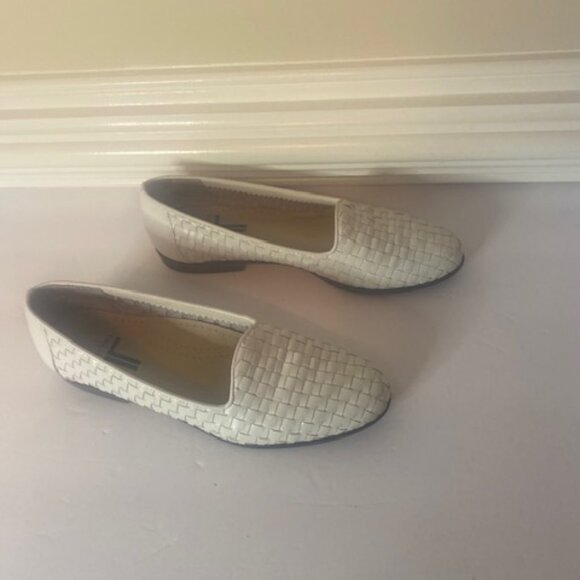 Trotters Women's Liz White Leather Loafer, size 7N - Picture 4 of 6